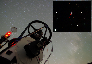 Na zdjęciu widoczny jest zdalnie sterowany teleskop RBT/PST2 w Arizonie, którym astronomowie z Obserwatorium UAM w Poznaniu obserwowali potężną eksplozję bardzo odległej gwiazdy, oznaczoną numerem GRB171205A. W ramce widoczne zdjęcie wykonane przez teleskop na którym widać badany obiekt (kropka oznaczona strzałką) oraz jego macierzystą galaktykę (rozmyta plamka na prawo od niego).