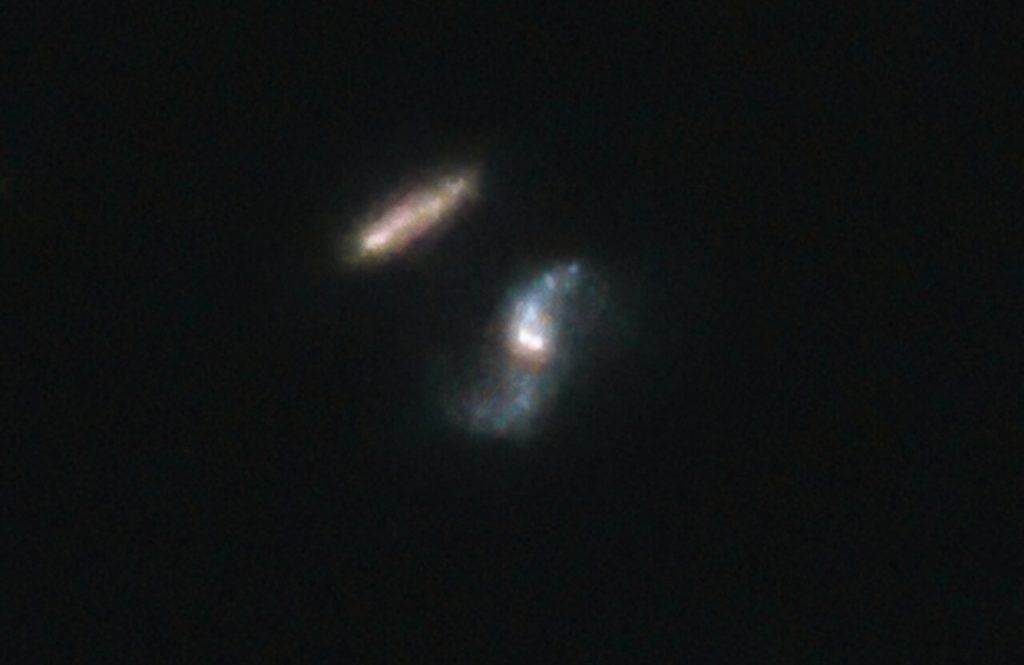 Obraz z Kosmicznego Teleskopu Hubble'a oddziałujących ze sobą galaktyk: tej, w której wystąpił błysk gamma 190114C (niebieska) i jej sąsiada (czerwona), autor: A. de Ugarte Postigo and A. J. Levan, NASA, ESA