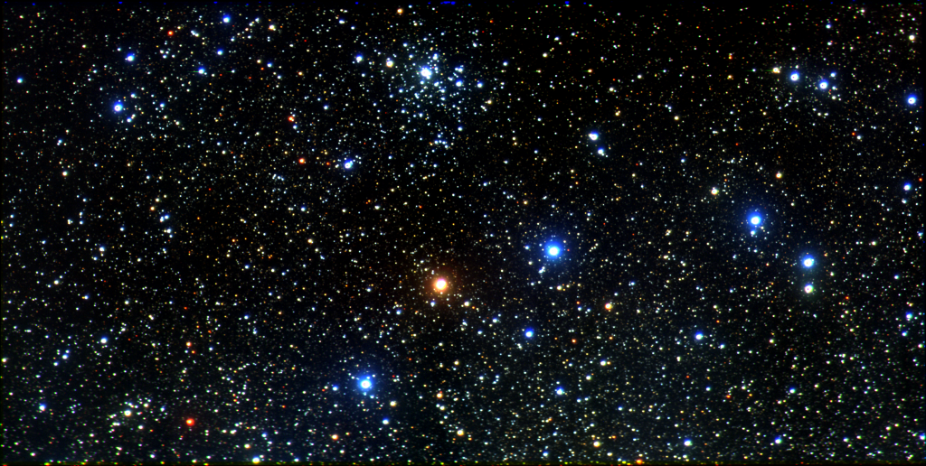 Barwna fotografia niewielkiego fragmentu nieba obserwowanego przez ILMT, złożona ze zdjęć wykonanych w trzech filtrach Sloana g, r oraz i.