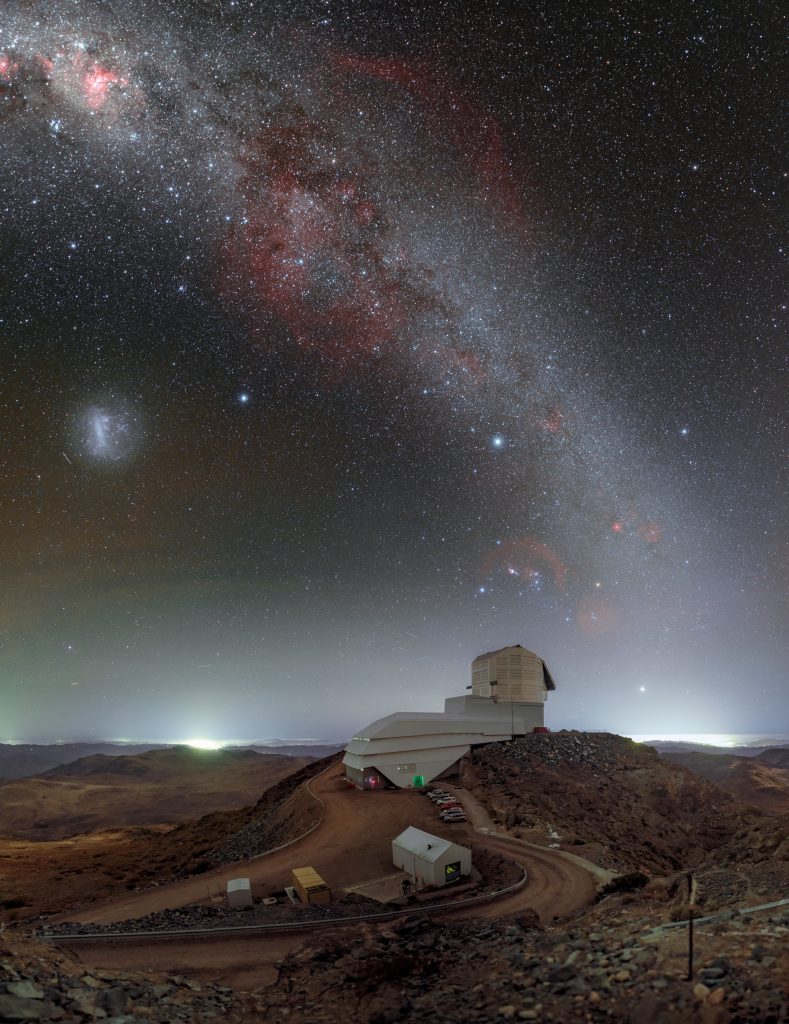 Rubin’s Giant Eye on the Southern Sky. Źródło: RubinObs/NOIRLab/SLAC/NSF/DOE/AURA//P. Horálek (Institute of Physics in Opava)