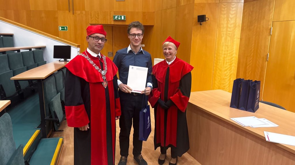Fot. Justyna Dzik. Mgr Oleh Ryzhov z władzami Wydziału Fizyki i Astronomi: Dziekanem prof. dr hab. Ireneuszem Weymannem i Prodziekanem ds. studenckich prof. UAM dr hab. Anetą Woźniak-Braszak.